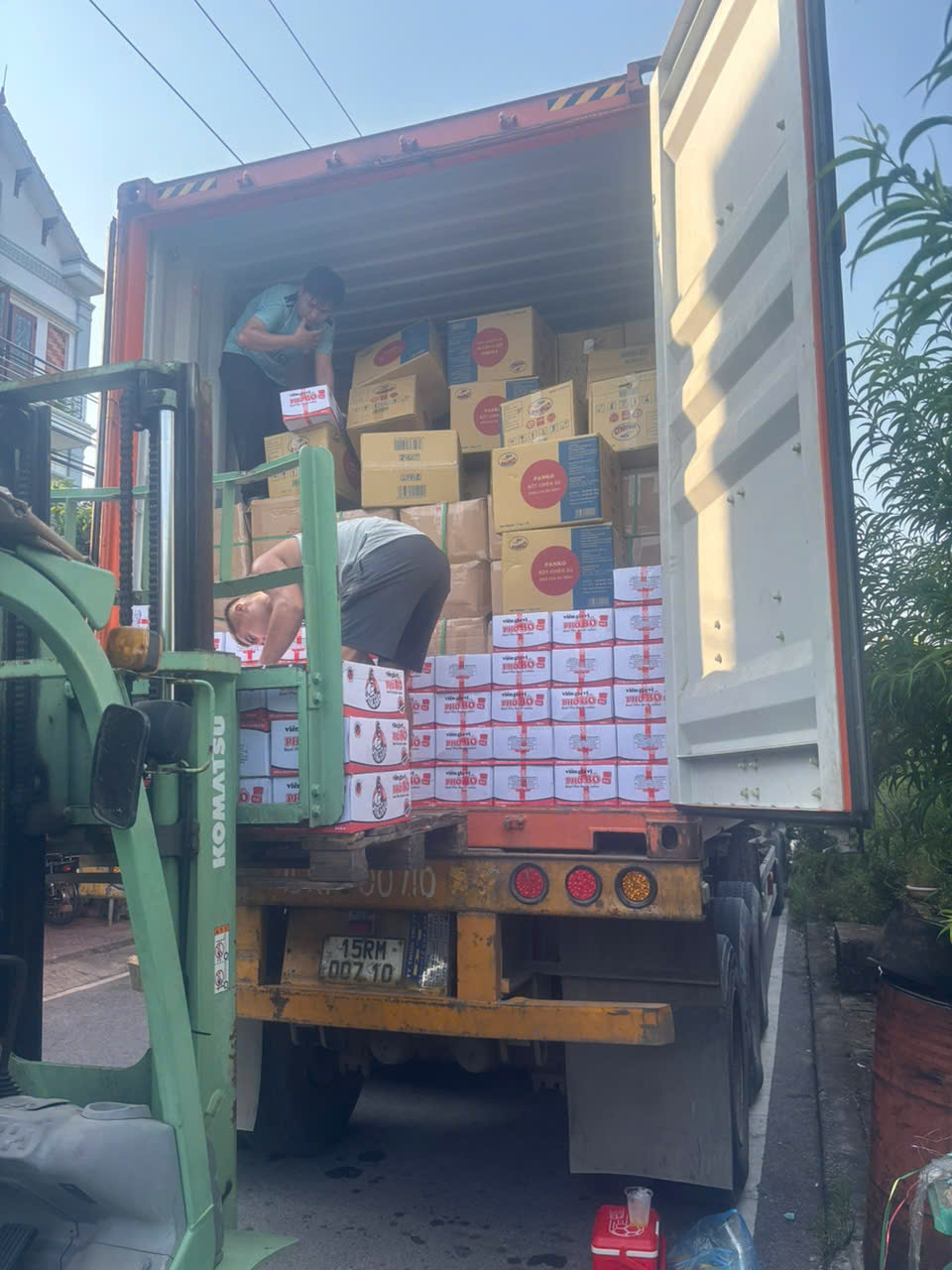 Xe hàng đang được dỡ tại Đồng Bằng