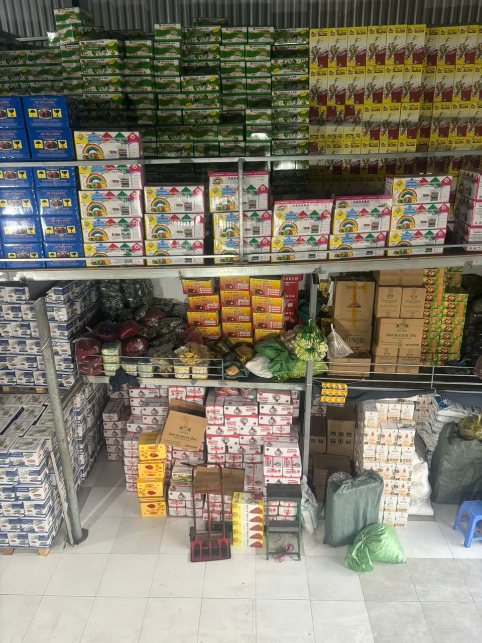Bột và gia vị được sắp xếp tại kho Đồng Bằng